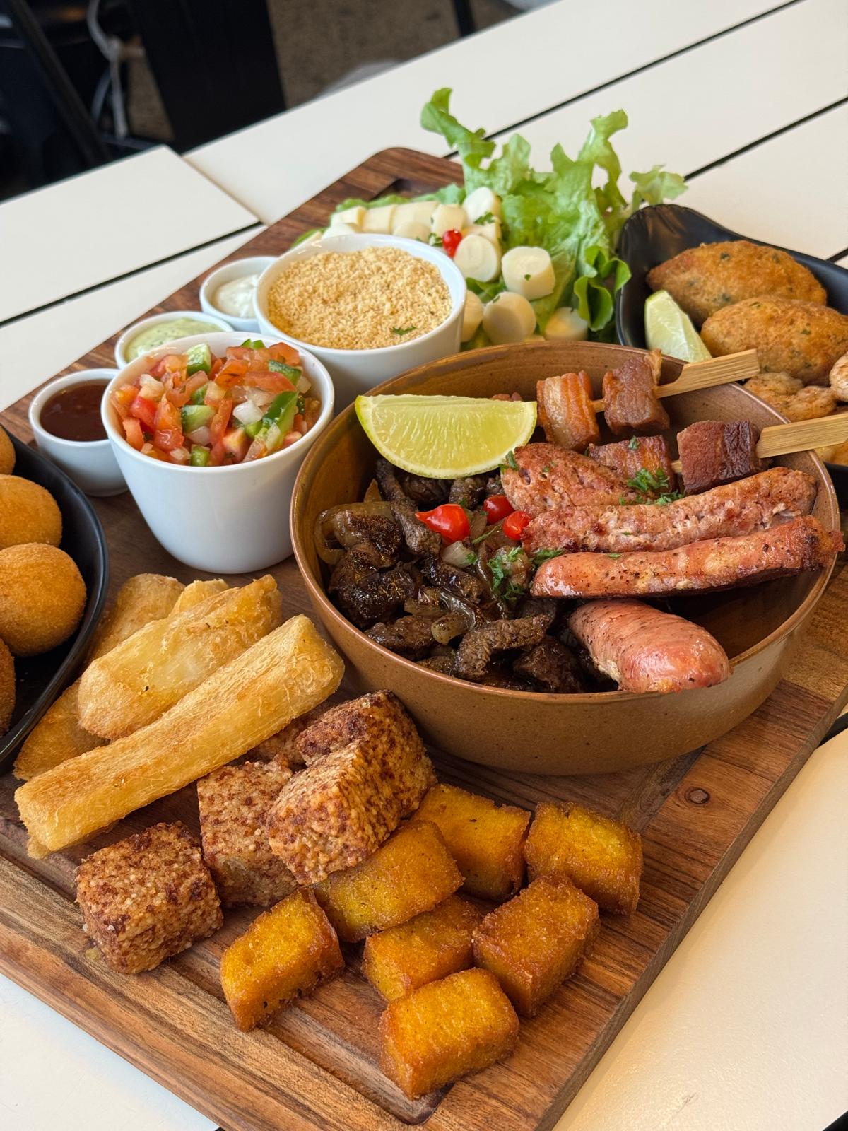Picanha strips with cassava and smoked meats